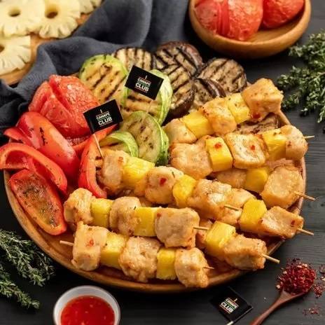 Шашлычки куриные с ананасами и овощами гриль