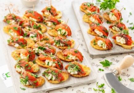 Канапе с семгой на драниках 24 шт.