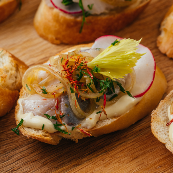 Брускетта с сельдью и карри 18 шт.