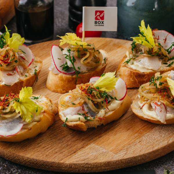 Брускетта с сельдью и карри 18 шт.