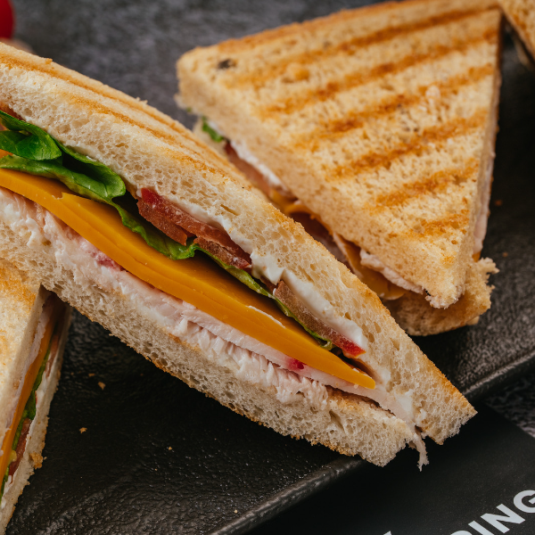 Сэндвич Цезарь с курицей доставка в Минске | Boxcatering.by