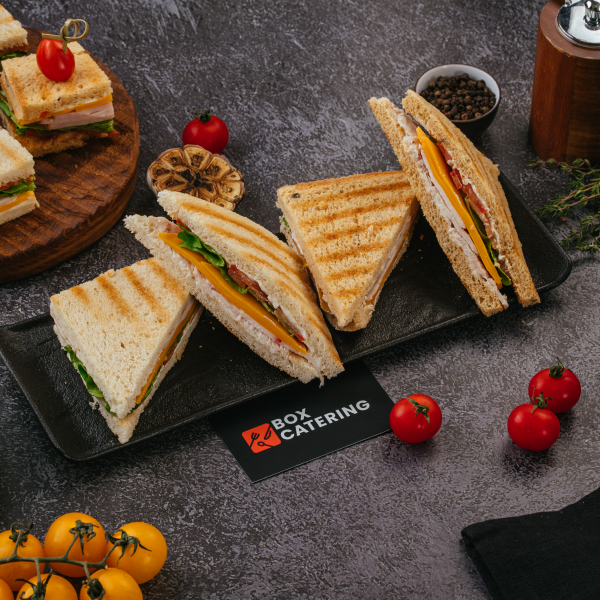 Сэндвич Цезарь с курицей доставка в Минске | Boxcatering.by