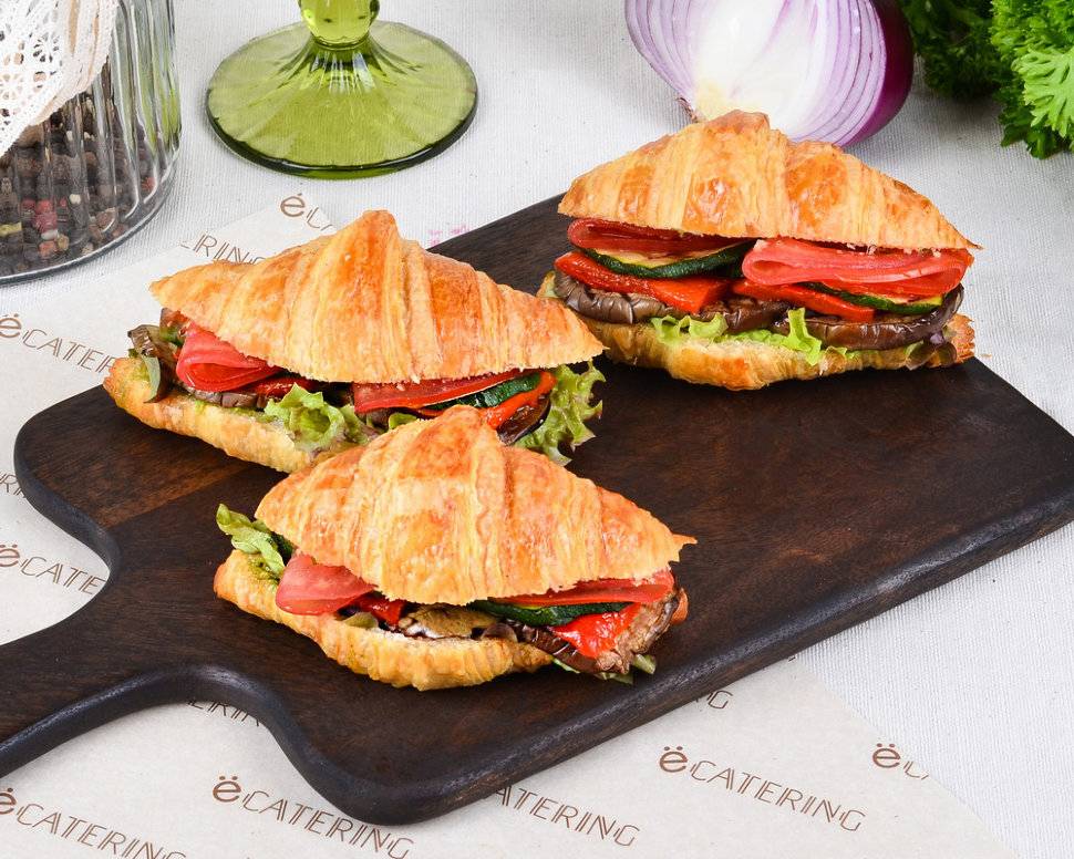 Круассаны с овощами гриль и соусом песто 15 шт.